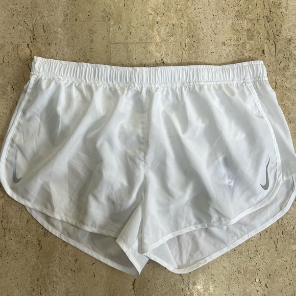 Women's Nike CU3112 Standard Fit Dri-Fit Dry White Running Run Shorts NEW - Picture 1 of 7
